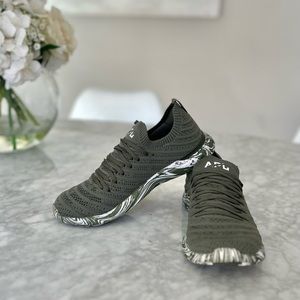 Women’s APL Techloom Wave shoes, fatigue/green/marble, size 7.5